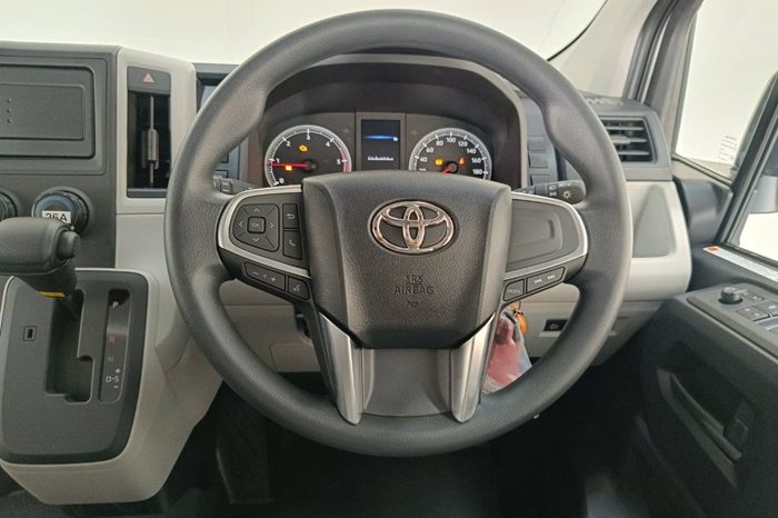 TOYOTA 2026 2WD 2.8 AT COMMUTER SILVER 39854 full