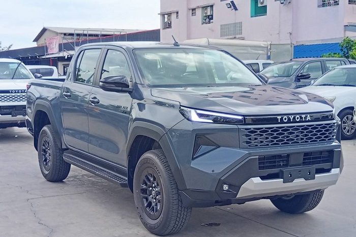 TRAVO PREMIUM PRE 2026 2.8 AT DOUBLE CAB GREY 2131 full