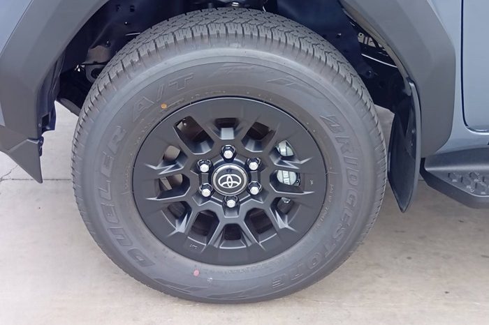 TRAVO PREMIUM PRE 2026 2.8 AT DOUBLE CAB GREY 2131 full
