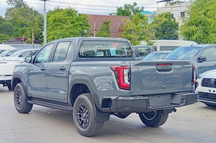 TRAVO PREMIUM PRE 2026 2.8 AT DOUBLE CAB GREY 2131 full