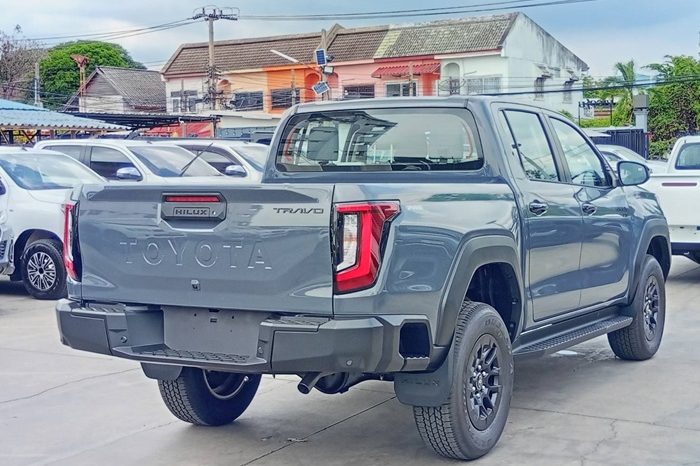 TRAVO PREMIUM PRE 2026 2.8 AT DOUBLE CAB GREY 2131 full