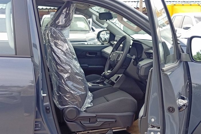 TRAVO PREMIUM PRE 2026 2.8 AT DOUBLE CAB GREY 2131 full