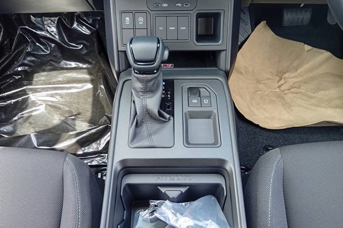 TRAVO PREMIUM PRE 2026 2.8 AT DOUBLE CAB GREY 2131 full