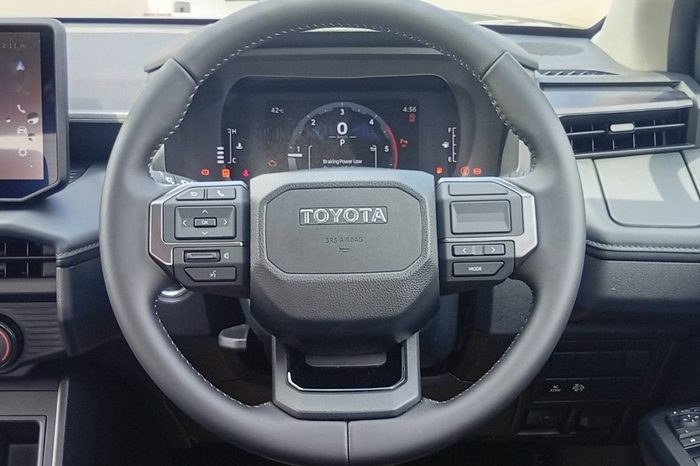 TRAVO PREMIUM PRE 2026 2.8 AT DOUBLE CAB GREY 2131 full