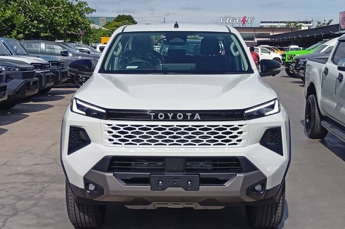 TRAVO OVERLAND PLUS 4WD 2026 2.8 AT DOUBLE CAB WHITE  24215 full