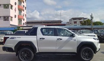 TRAVO OVERLAND PLUS 4WD 2026 2.8 AT DOUBLE CAB WHITE  24215 full
