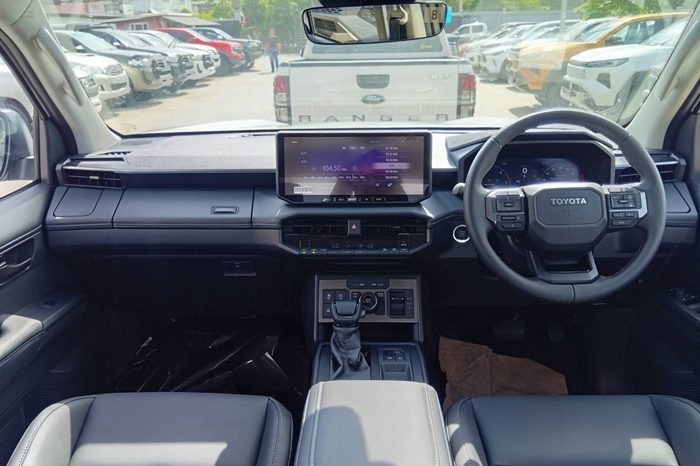 TRAVO OVERLAND PLUS 4WD 2026 2.8 AT DOUBLE CAB WHITE  24215 full