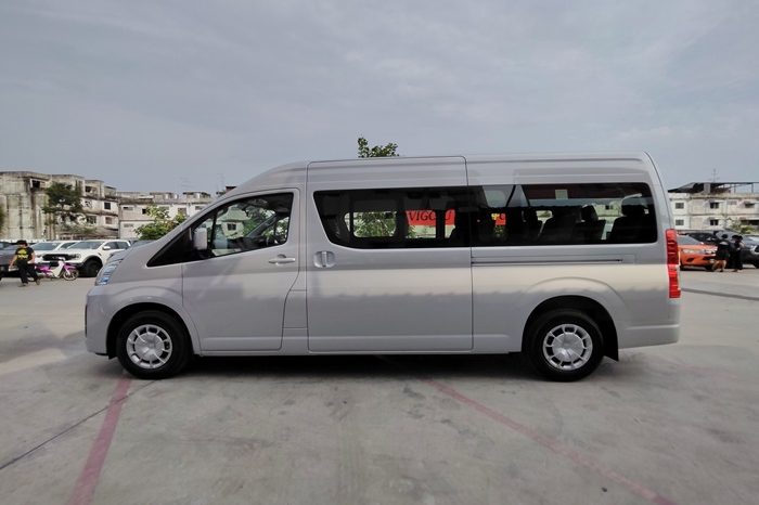 TOYOTA 2026 2WD 2.8 MT COMMUTER SILVER  41765 full