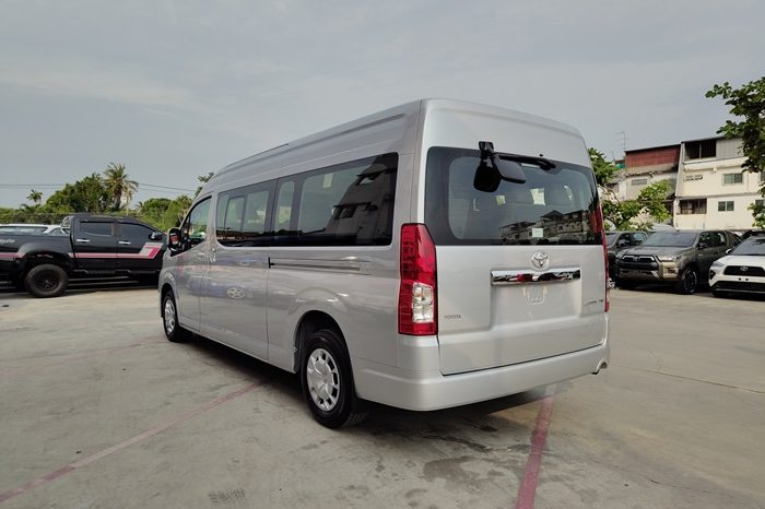 TOYOTA 2026 2WD 2.8 MT COMMUTER SILVER  41765 full
