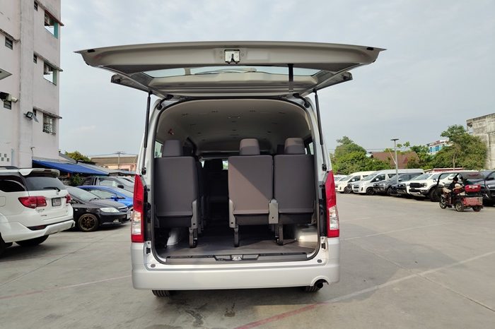 TOYOTA 2026 2WD 2.8 MT COMMUTER SILVER  41765 full