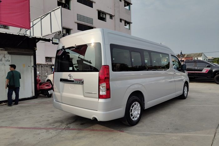 TOYOTA 2026 2WD 2.8 MT COMMUTER SILVER  41765 full