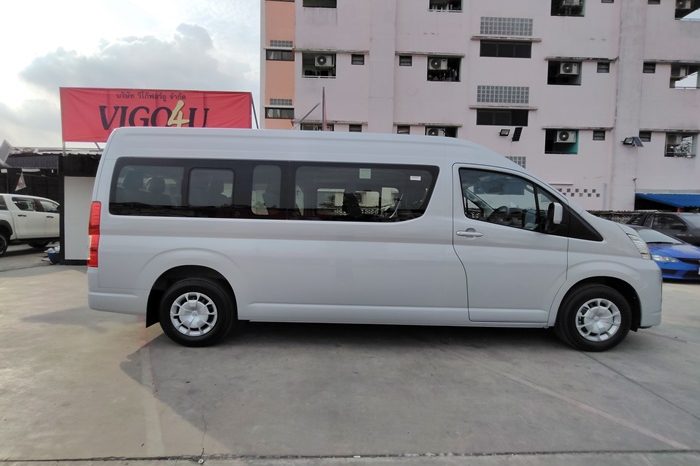 TOYOTA 2026 2WD 2.8 MT COMMUTER SILVER  41765 full