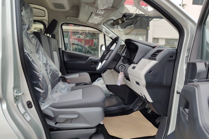 TOYOTA 2026 2WD 2.8 MT COMMUTER SILVER  41765 full