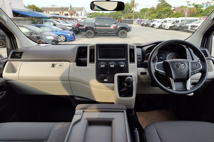 TOYOTA 2026 2WD 2.8 MT COMMUTER SILVER  41765 full