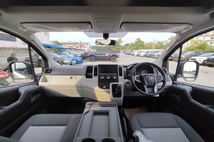 TOYOTA 2026 2WD 2.8 MT COMMUTER SILVER  41765 full