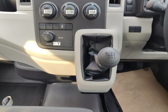 TOYOTA 2026 2WD 2.8 MT COMMUTER SILVER  41765 full