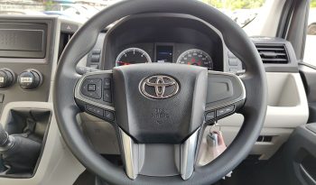 TOYOTA 2026 2WD 2.8 MT COMMUTER SILVER  41765 full