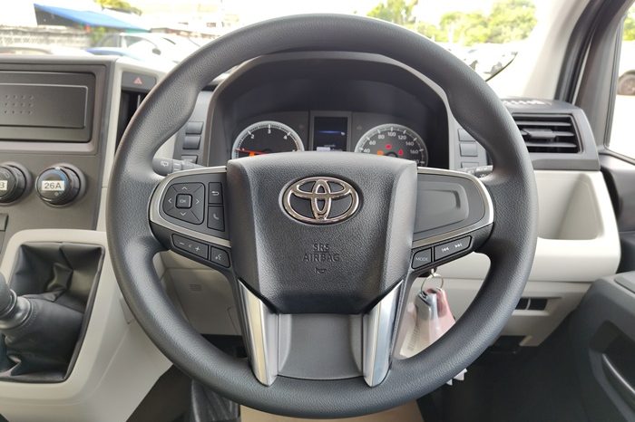 TOYOTA 2026 2WD 2.8 MT COMMUTER SILVER  41765 full