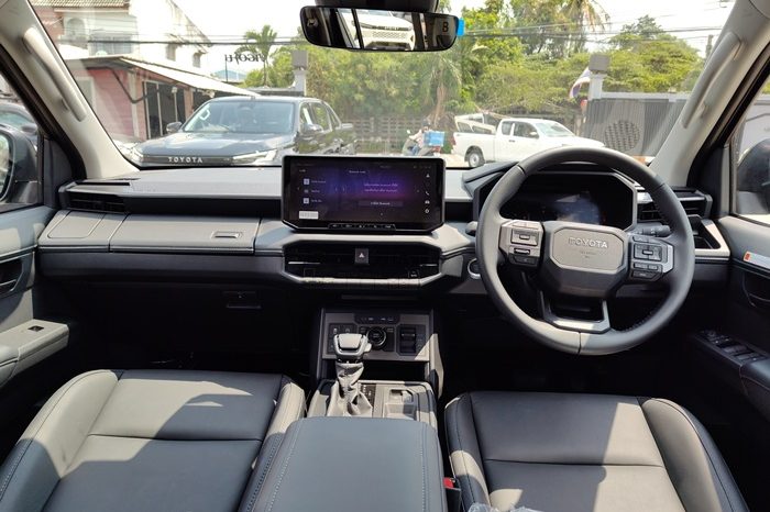 TRAVO OVERLAND PLUS 4WD 2026 2.8 AT DOUBLE CAB BLACK  22011 full