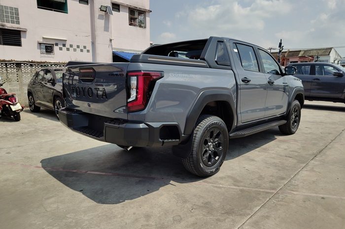 TRAVO OVERLAND PLUS 4WD 2026 2.8 AT DOUBLE CAB GREY  22060 full