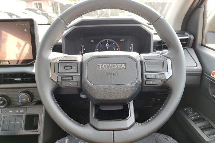 TRAVO PREMIUM PRE 2026 2.8 AT DOUBLE CAB SILVER  600264 full