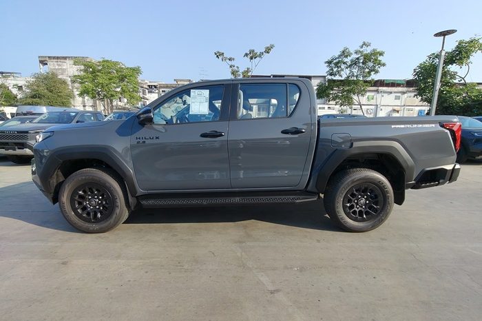 TRAVO PREMIUM PRE 2026 2.8 AT DOUBLE CAB GREY 600743 full