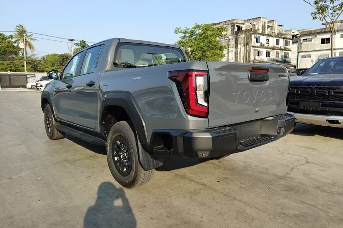 TRAVO PREMIUM PRE 2026 2.8 AT DOUBLE CAB GREY 600743 full