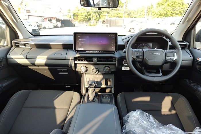 TRAVO PREMIUM PRE 2026 2.8 AT DOUBLE CAB GREY 600743 full