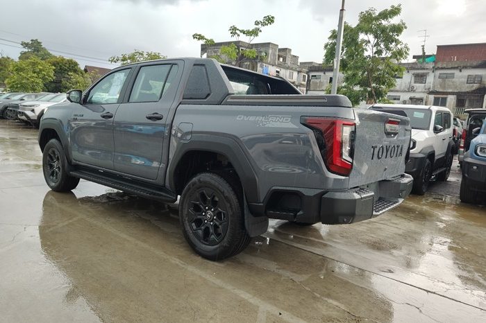 TRAVO OVERLAND PRE 2026 2.8 AT DOUBLE CAB GREY  40645 full