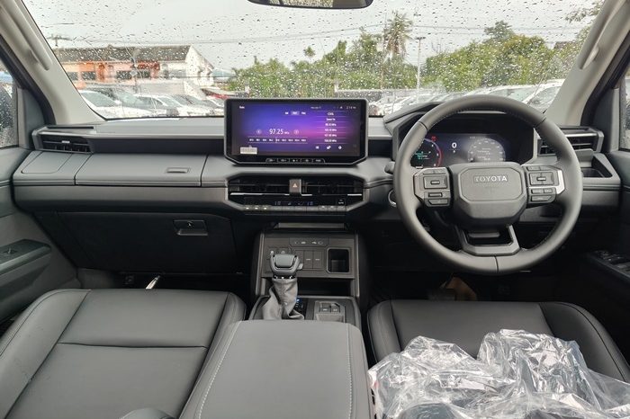 TRAVO OVERLAND PRE 2026 2.8 AT DOUBLE CAB GREY  40645 full