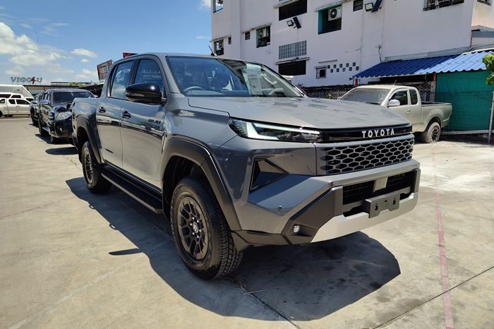 TRAVO PREMIUM PRE 2026 2.8 AT DOUBLE CAB GREY  03539 full
