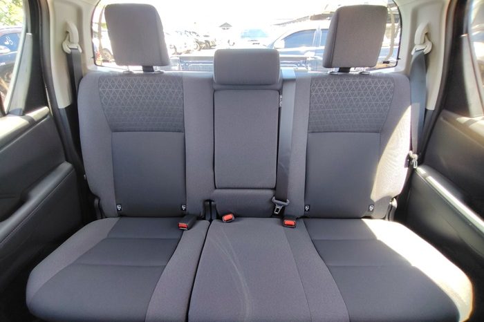 TRAVO PREMIUM PRE 2026 2.8 AT DOUBLE CAB GREY  03539 full