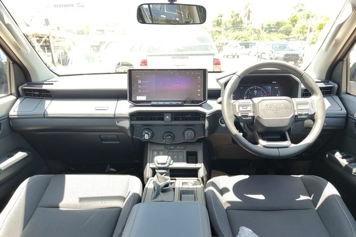 TRAVO PREMIUM PRE 2026 2.8 AT DOUBLE CAB GREY  03539 full