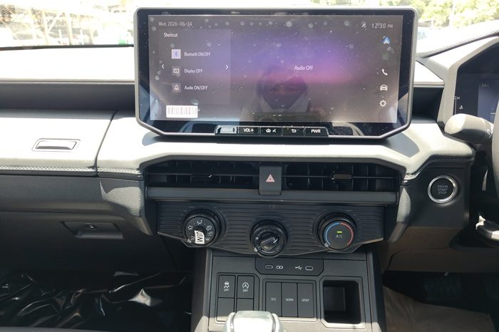 TRAVO PREMIUM PRE 2026 2.8 AT DOUBLE CAB GREY  03539 full