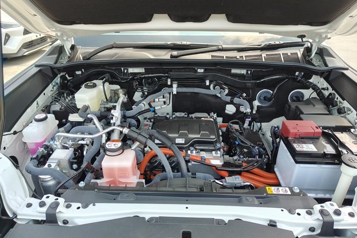 TRAVO E 2026 EV AT DOUBLE CAB WHITE  800193 full