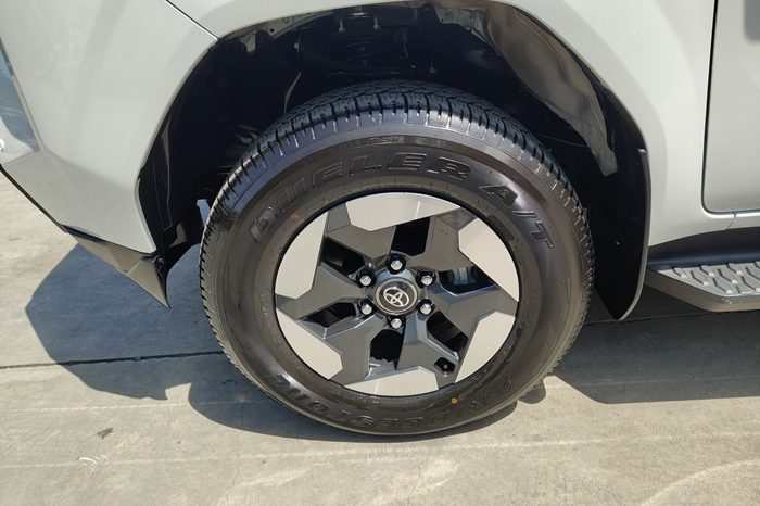 TRAVO E 2026 EV AT DOUBLE CAB WHITE  800193 full