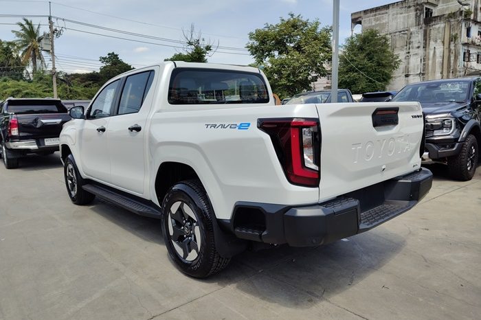 TRAVO E 2026 EV AT DOUBLE CAB WHITE  800193 full