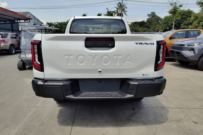 TRAVO E 2026 EV AT DOUBLE CAB WHITE  800193 full
