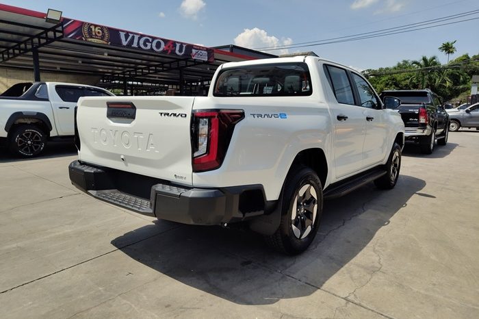 TRAVO E 2026 EV AT DOUBLE CAB WHITE  800193 full