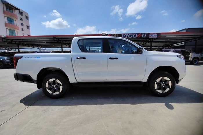 TRAVO E 2026 EV AT DOUBLE CAB WHITE  800193 full