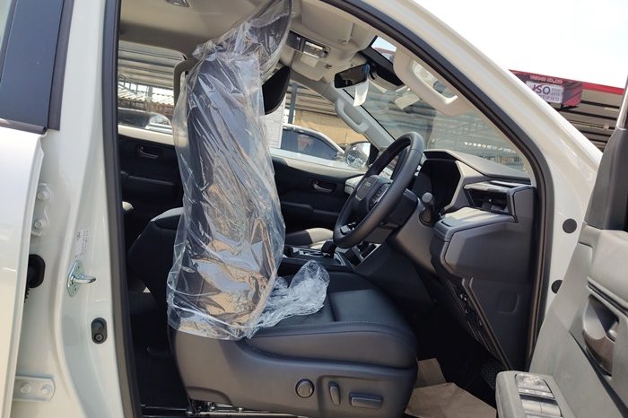 TRAVO E 2026 EV AT DOUBLE CAB WHITE  800193 full