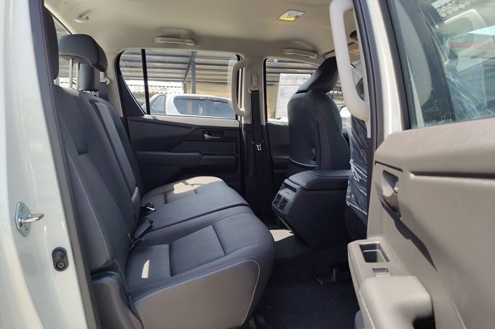 TRAVO E 2026 EV AT DOUBLE CAB WHITE  800193 full
