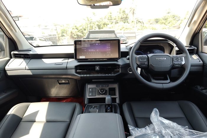 TRAVO E 2026 EV AT DOUBLE CAB WHITE  800193 full