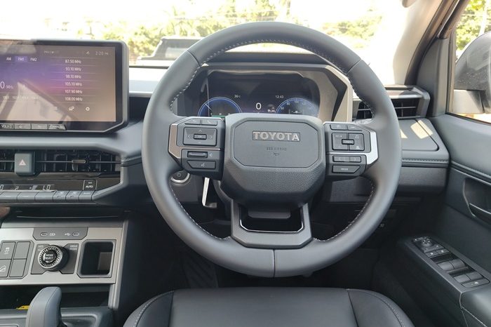 TRAVO E 2026 EV AT DOUBLE CAB WHITE  800193 full