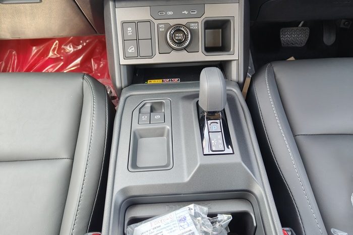 TRAVO E 2026 EV AT DOUBLE CAB WHITE  800193 full