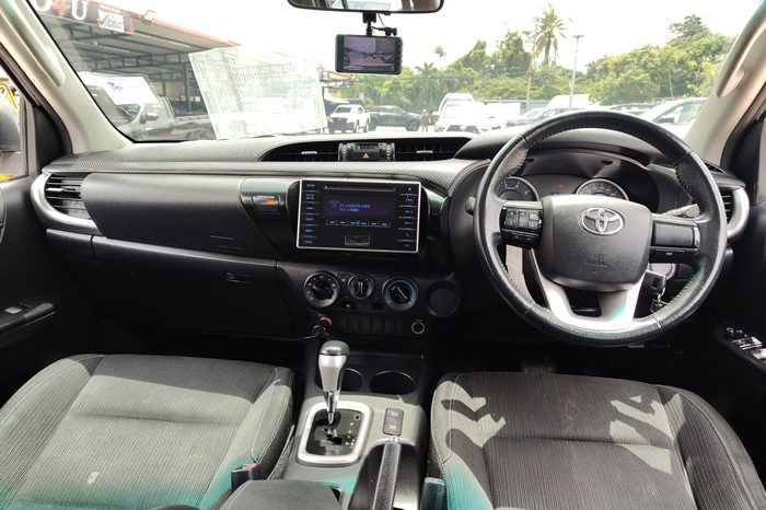 REVO PRE 2019 2.4E AT DOUBLE CAB WHITE 3868 full