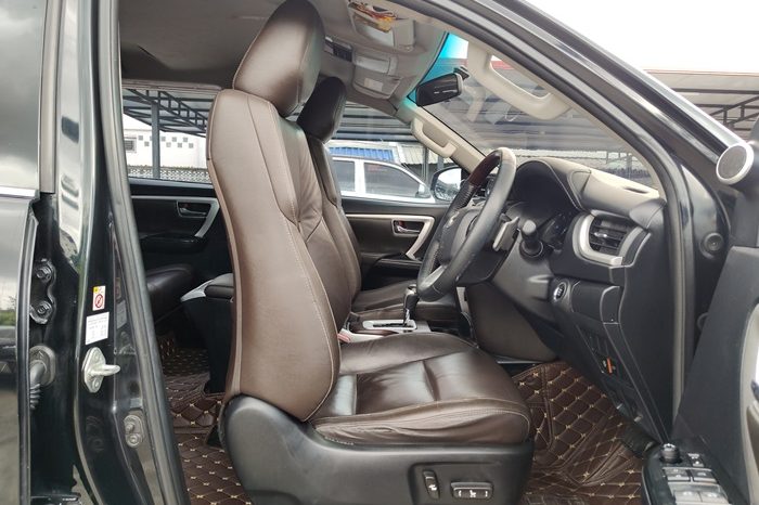 TOYOTA 2WD 2018 2.4V AT FORTUNER BLACK  2424 full