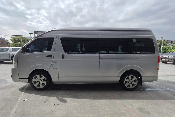 TOYOTA 2WD 2019 3.0 AT COMMUTER SILVER  671 full
