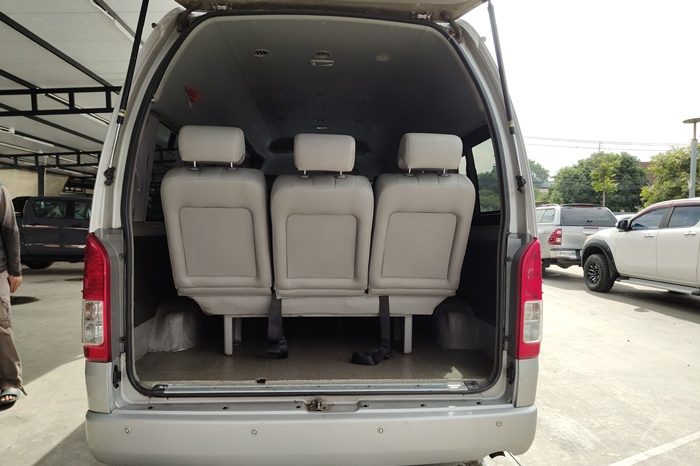 TOYOTA 2WD 2019 3.0 AT COMMUTER SILVER  671 full