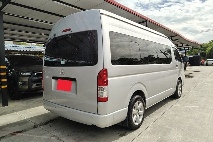 TOYOTA 2WD 2019 3.0 AT COMMUTER SILVER  671 full